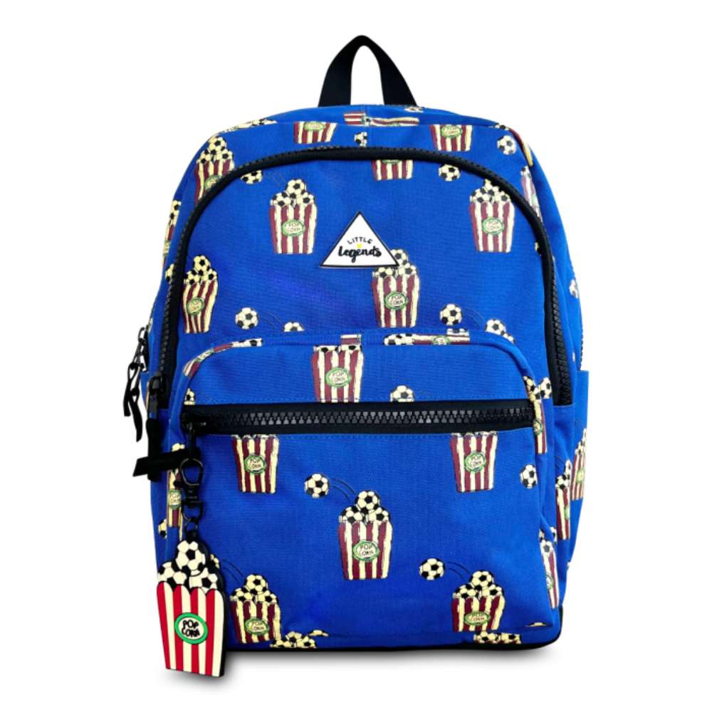 Kinderrugzak in felblauw met popcorn- en voetbalprint van Little Legends, geschikt voor kinderen van 5 t/m 12 jaar voorzijde