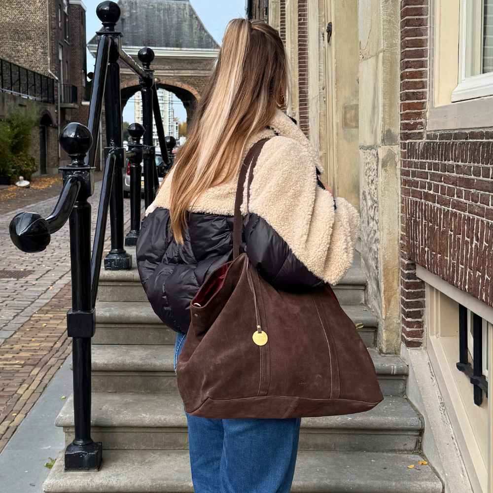 Suede shopper dames donker bruin op model lopend