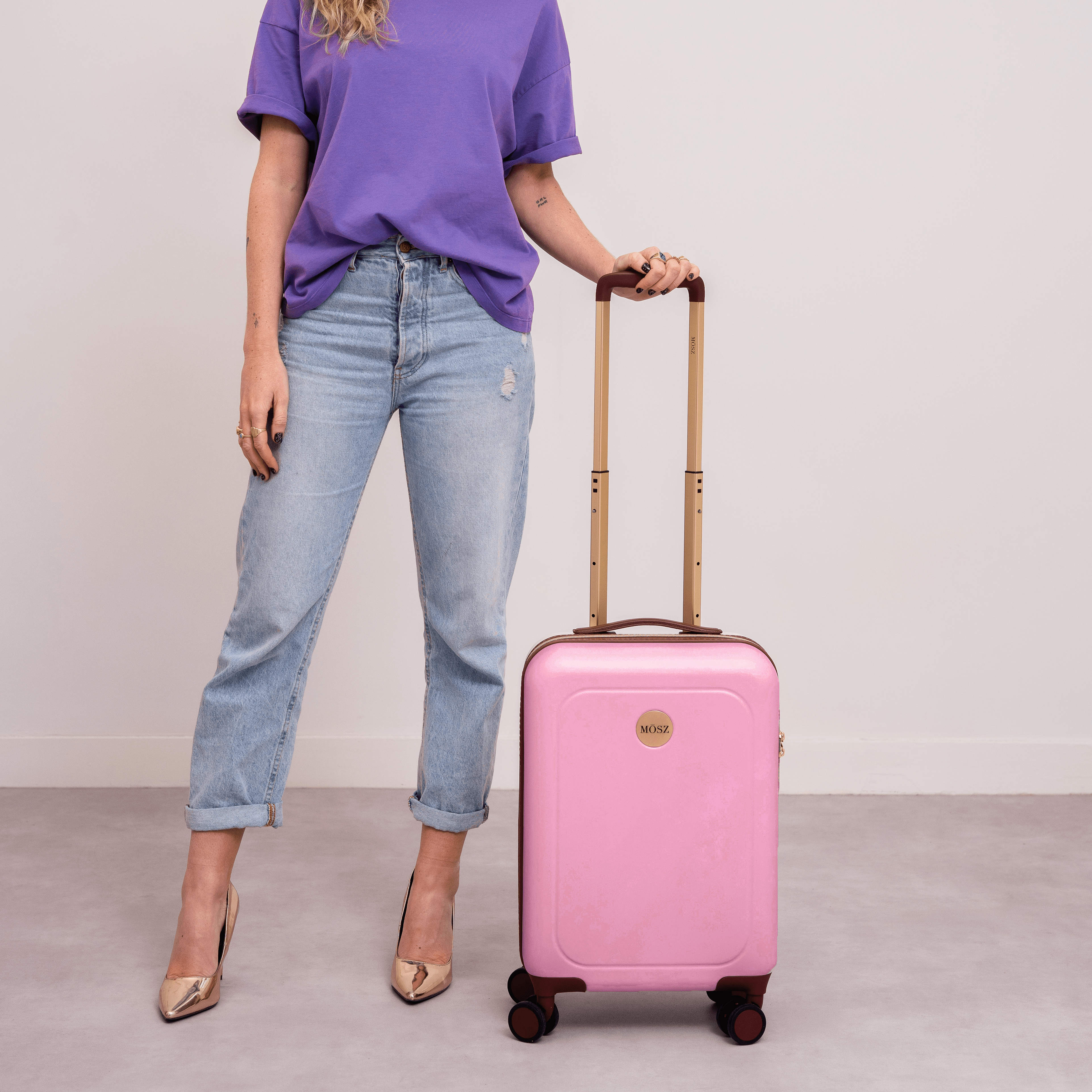 handbagage koffer roze op model