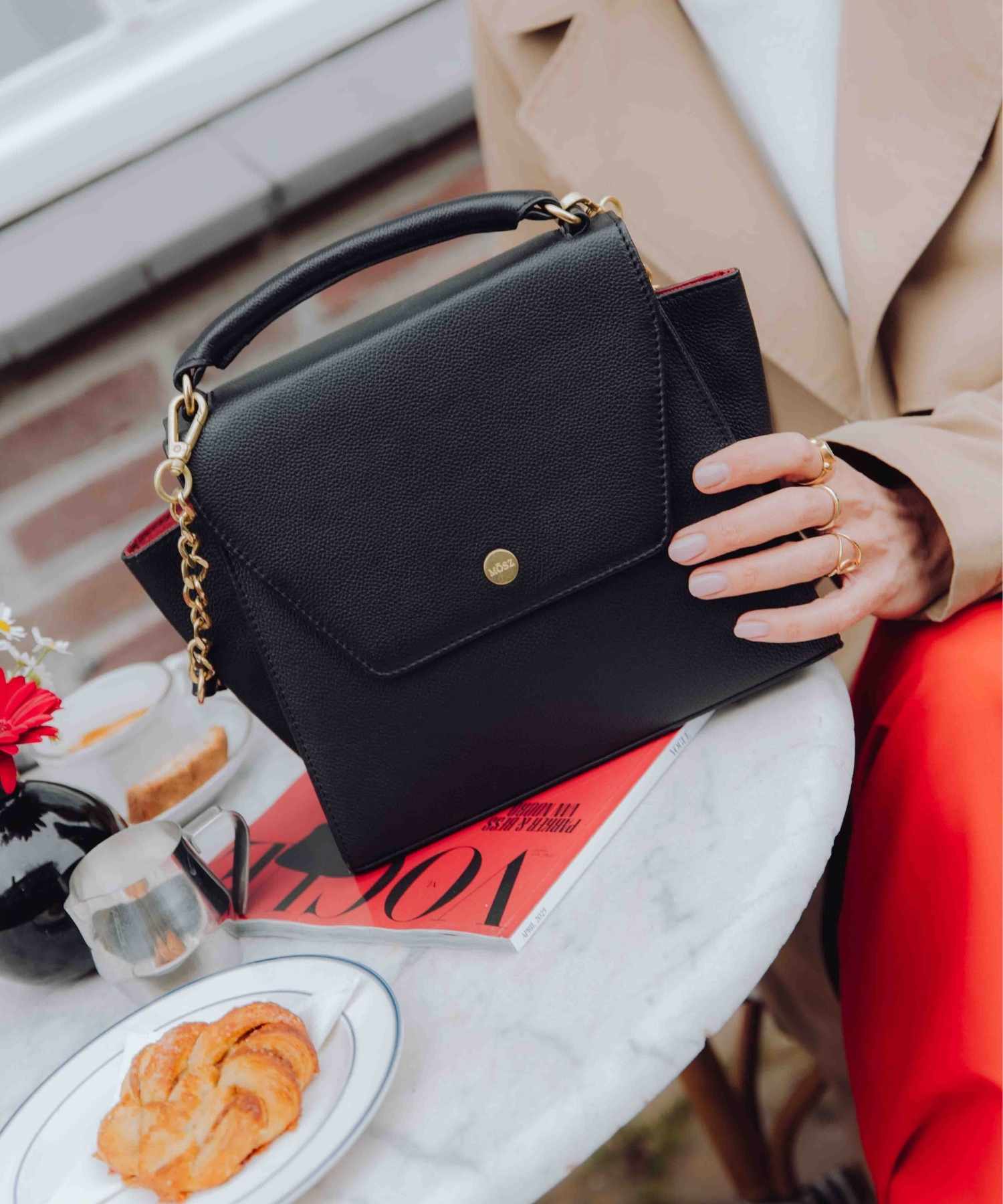 leren handtas voor dames op het terras zwart