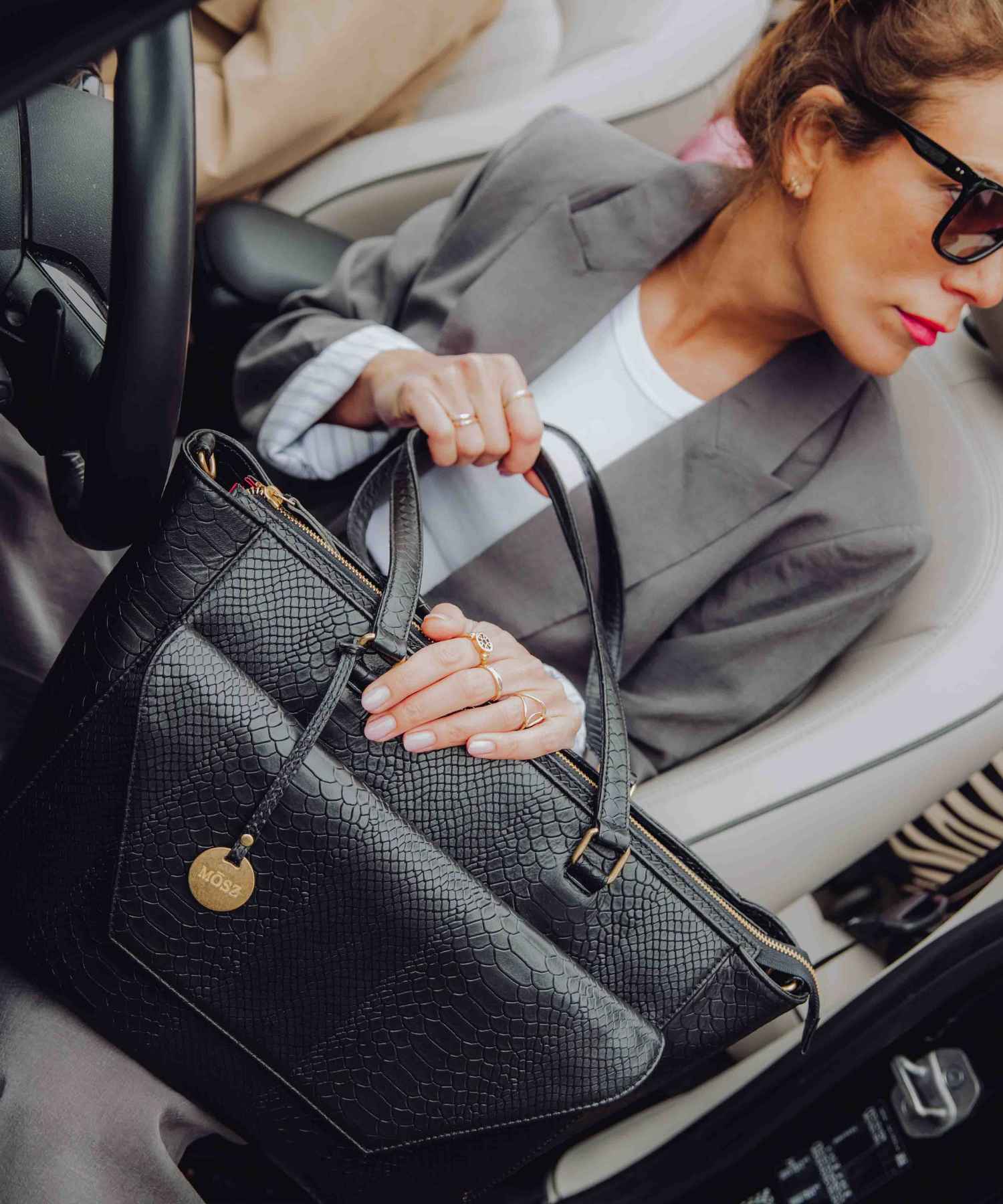 laptoptassen voor vrouwen in zwart met slangenprint in auto
