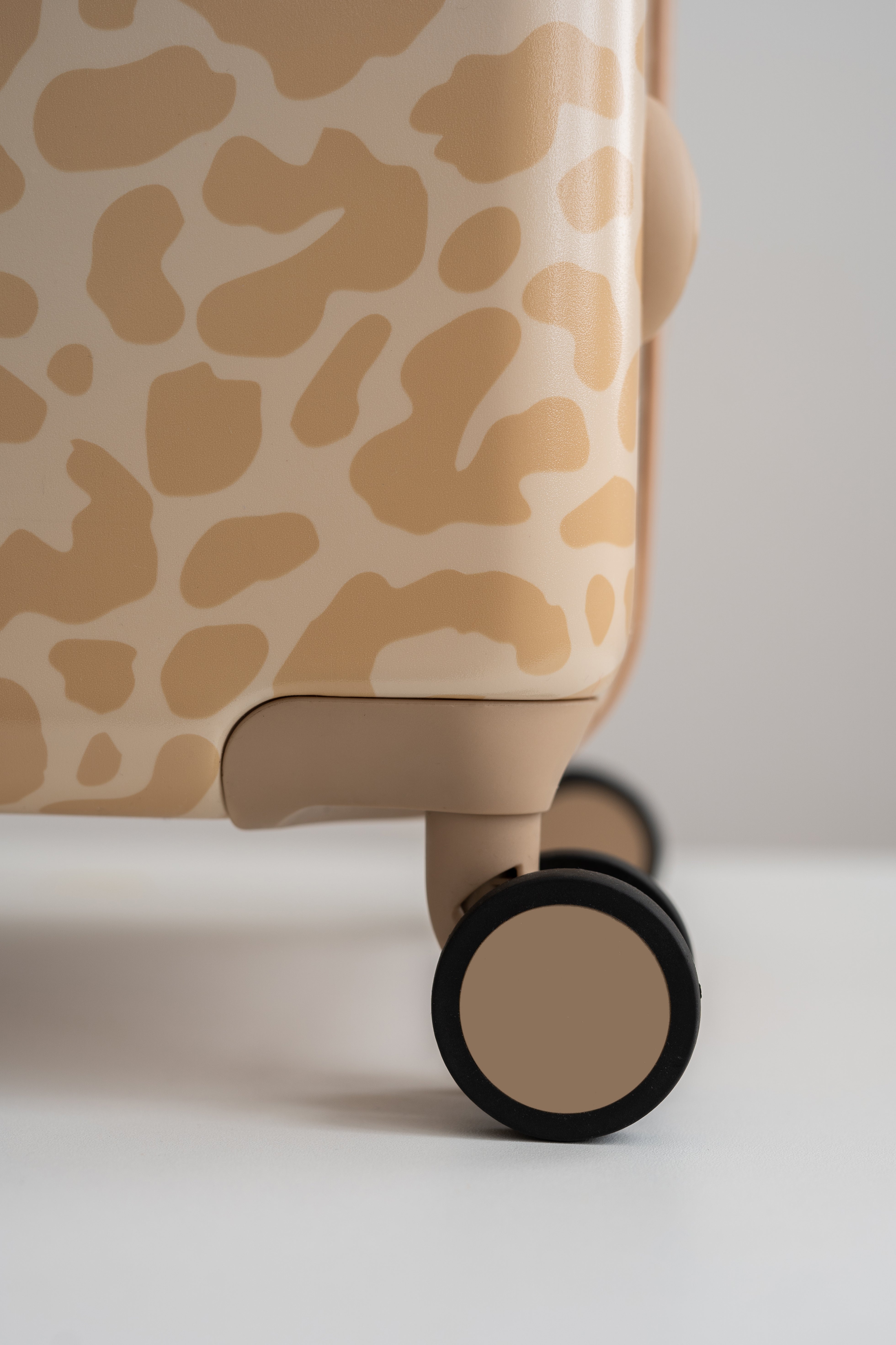 beige panterprint koffer 95 liter wiel