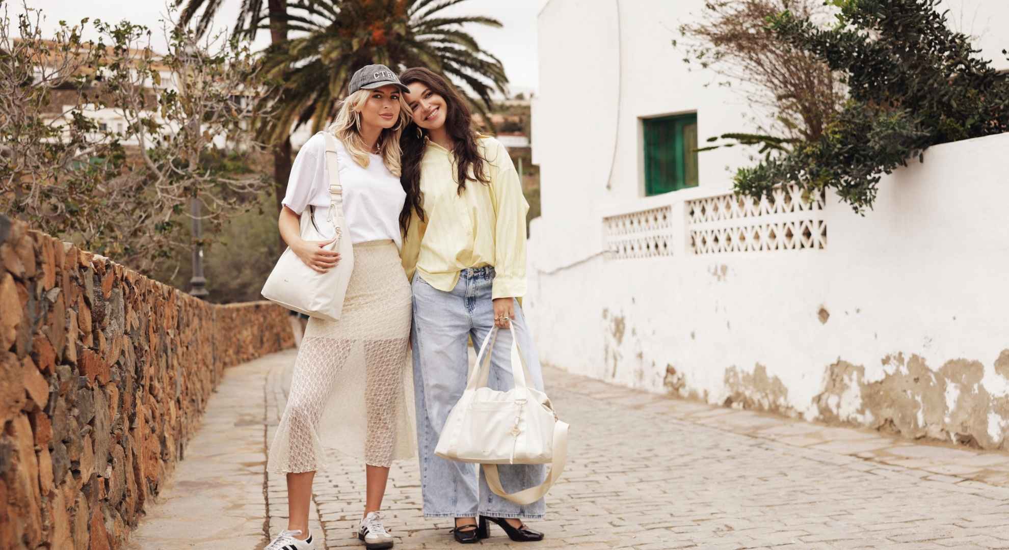 dames in de zomer met witte tassen