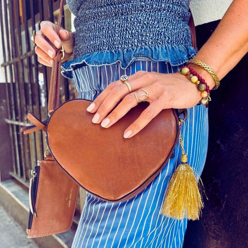 Leren hartvormige tas cognac op model