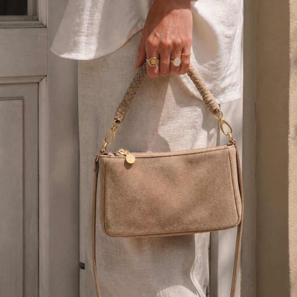 Leren handtas dames zand suede schuin detail