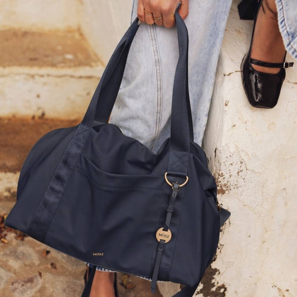 Schoudertas donker blauw40 x 30 x 20 cm voorzijde sfeerbeeld