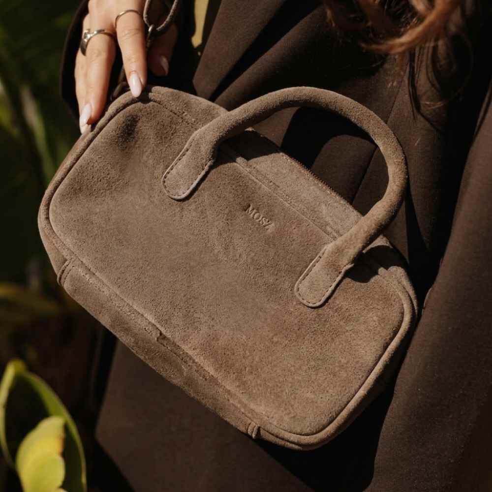 Suede handtas dames taupe op model