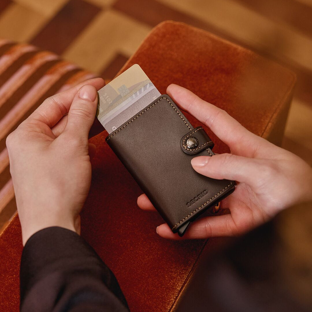 SECRID Miniwallet Chocoladebruin | Pasjeshouder dames in hand vrouw