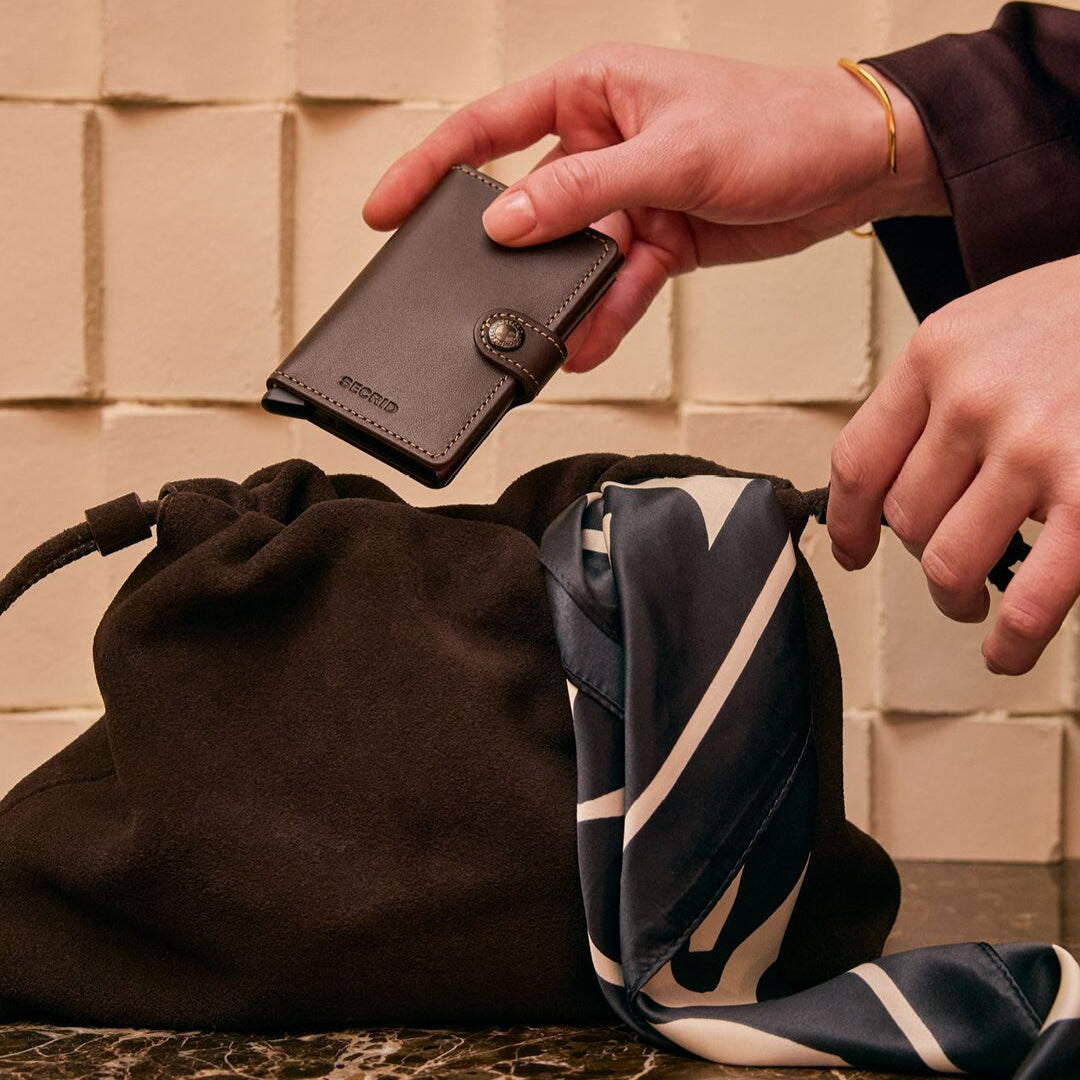 SECRID Miniwallet Chocoladebruin | Pasjeshouder dames in tas