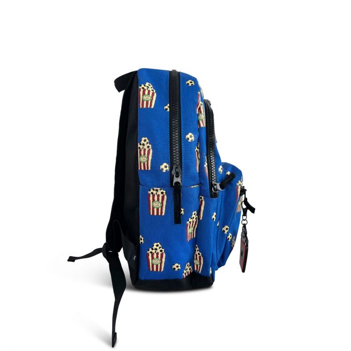 Kinderrugzak in felblauw met popcorn- en voetbalprint van Little Legends, geschikt voor kinderen van 5 t/m 12 jaar zijkant