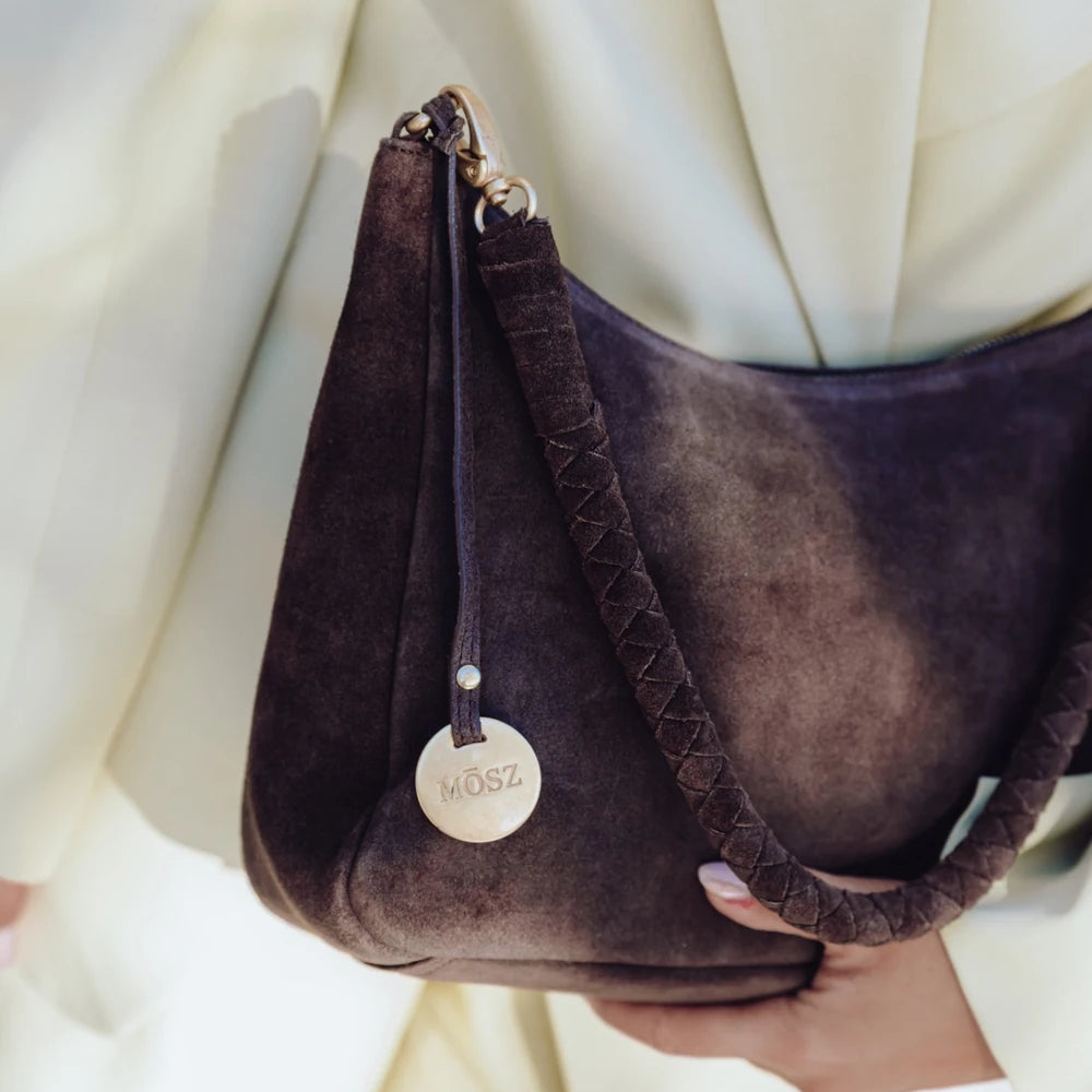 Suede schoudertas dames bruin in de hand