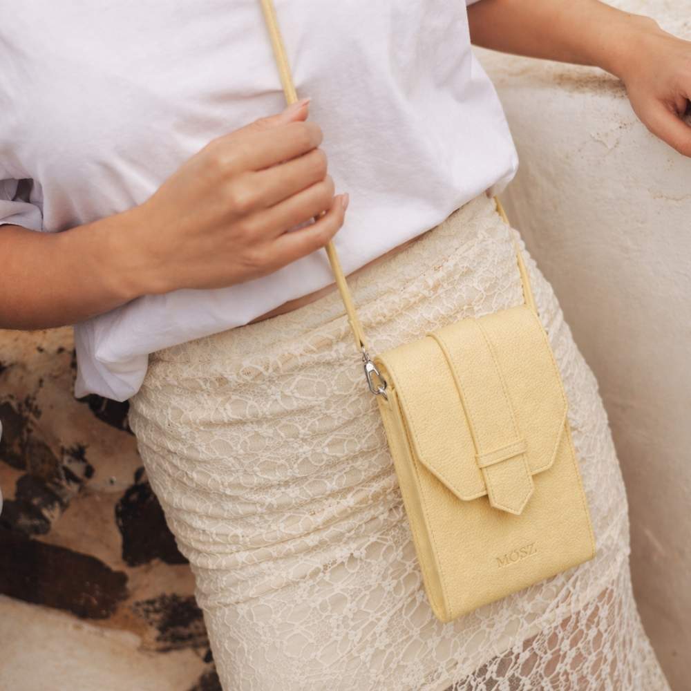 Butter yellow portemonnee telefoontasje dames binnenzijde op model
